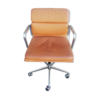 Soft pad E 217 chair by Charles & Ray Eames