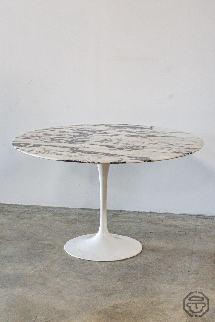 Eero Saarinen's Knoll tulip table