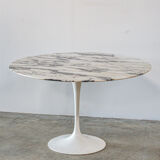 Eero Saarinen's Knoll tulip table