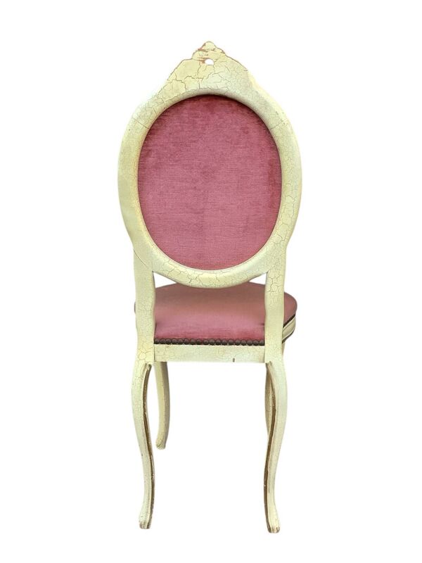Chaise médaillon vintage – Bois patiné & velours rose poudré