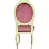 Chaise médaillon vintage – Bois patiné & velours rose poudré