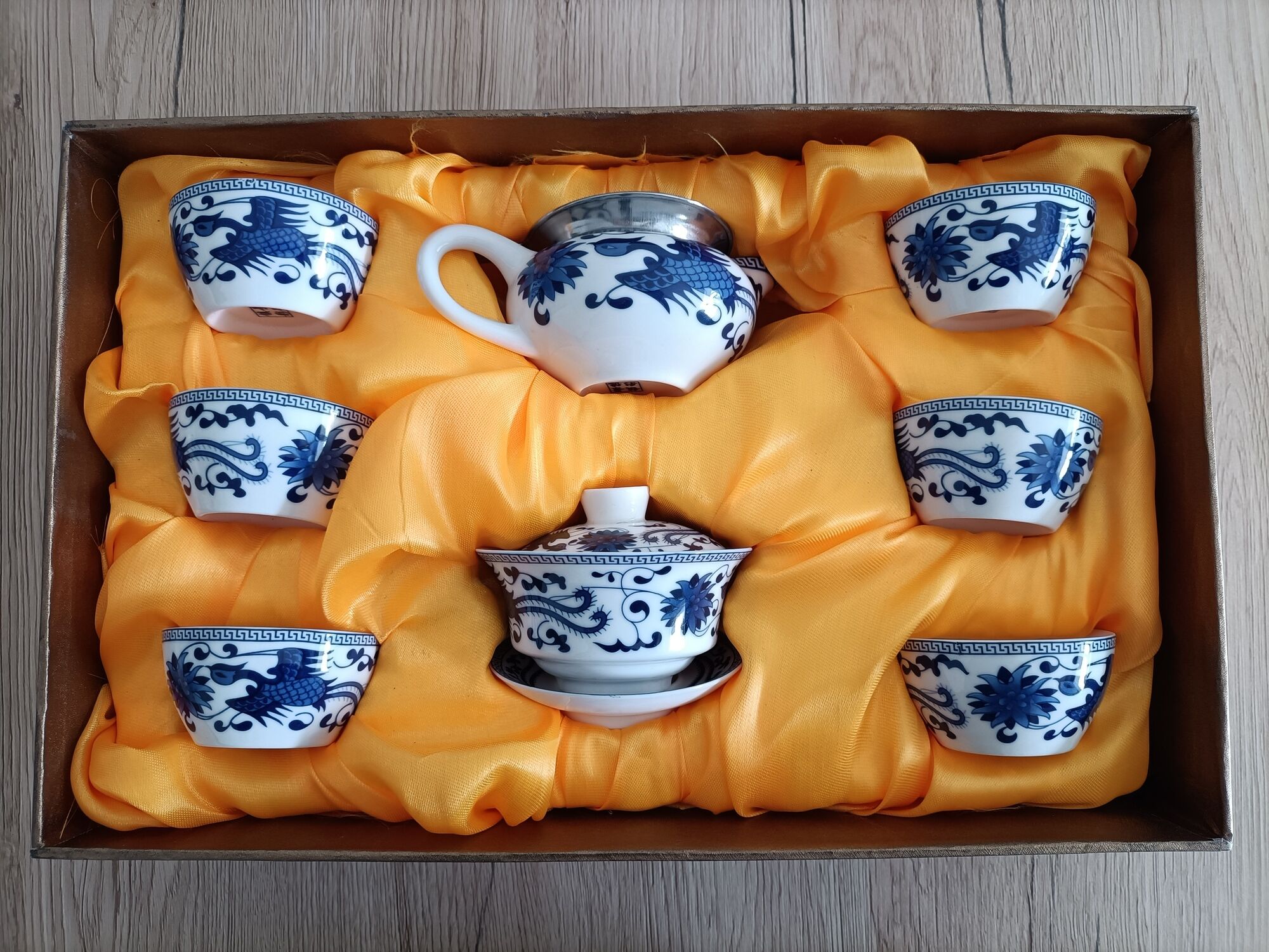 Gaiwan traditional chinese tea set in blue and white porcelain