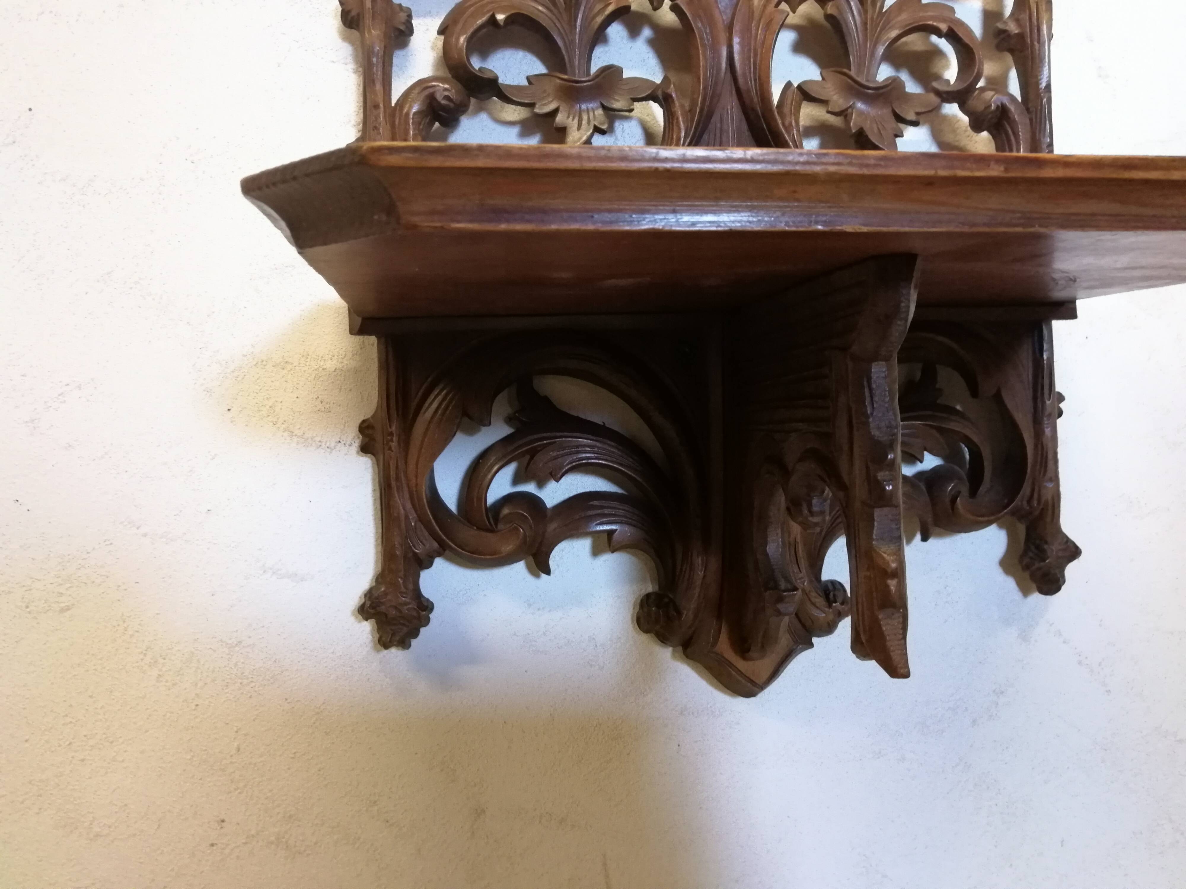 Étagère murale en bois sculpté
