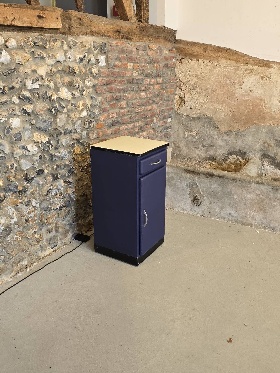 Petit meuble de cuisine Mado 1960 repeint en bleu de Sèvres