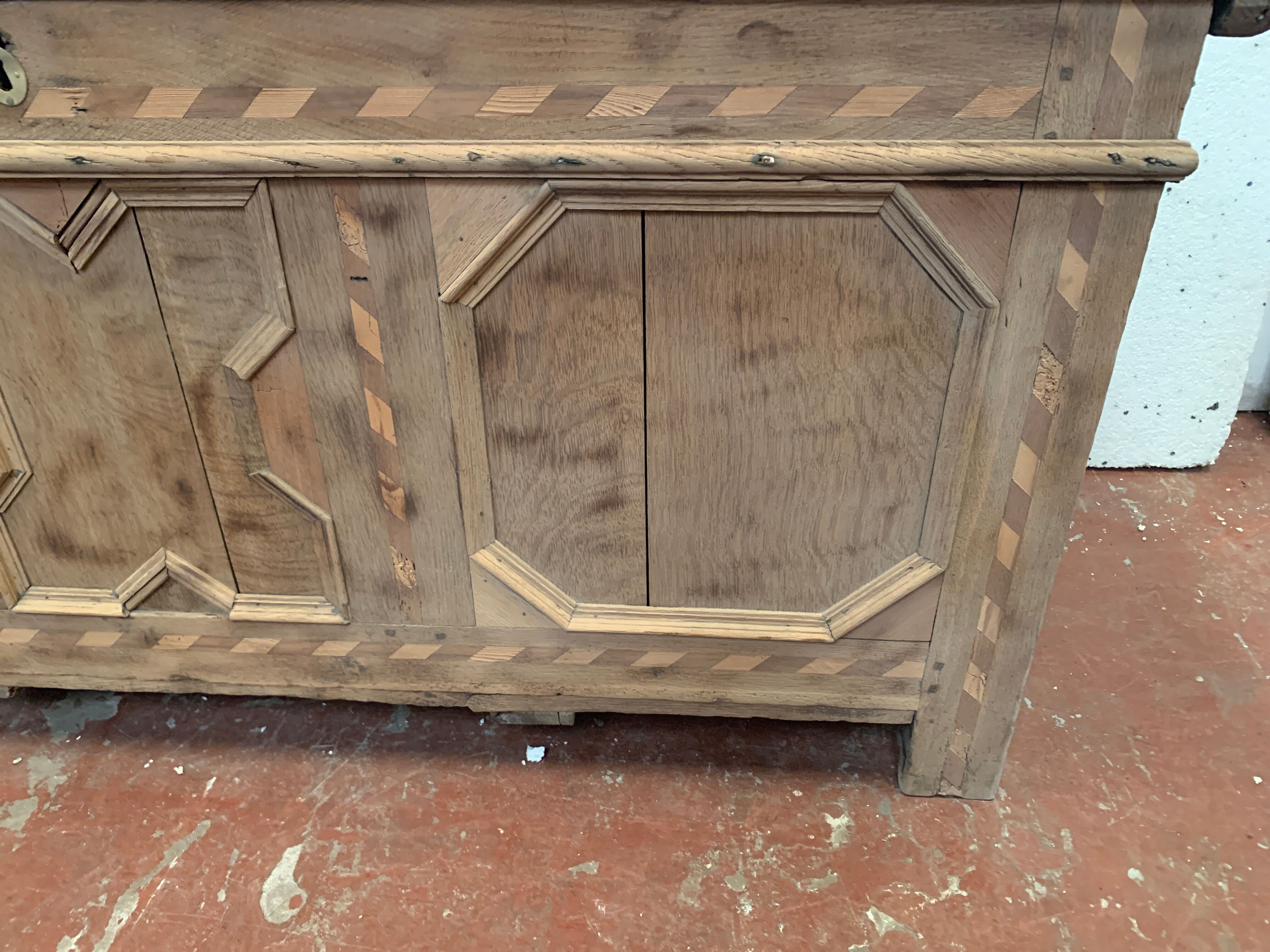 Chest in oak and marquetry of light wood XVIII century