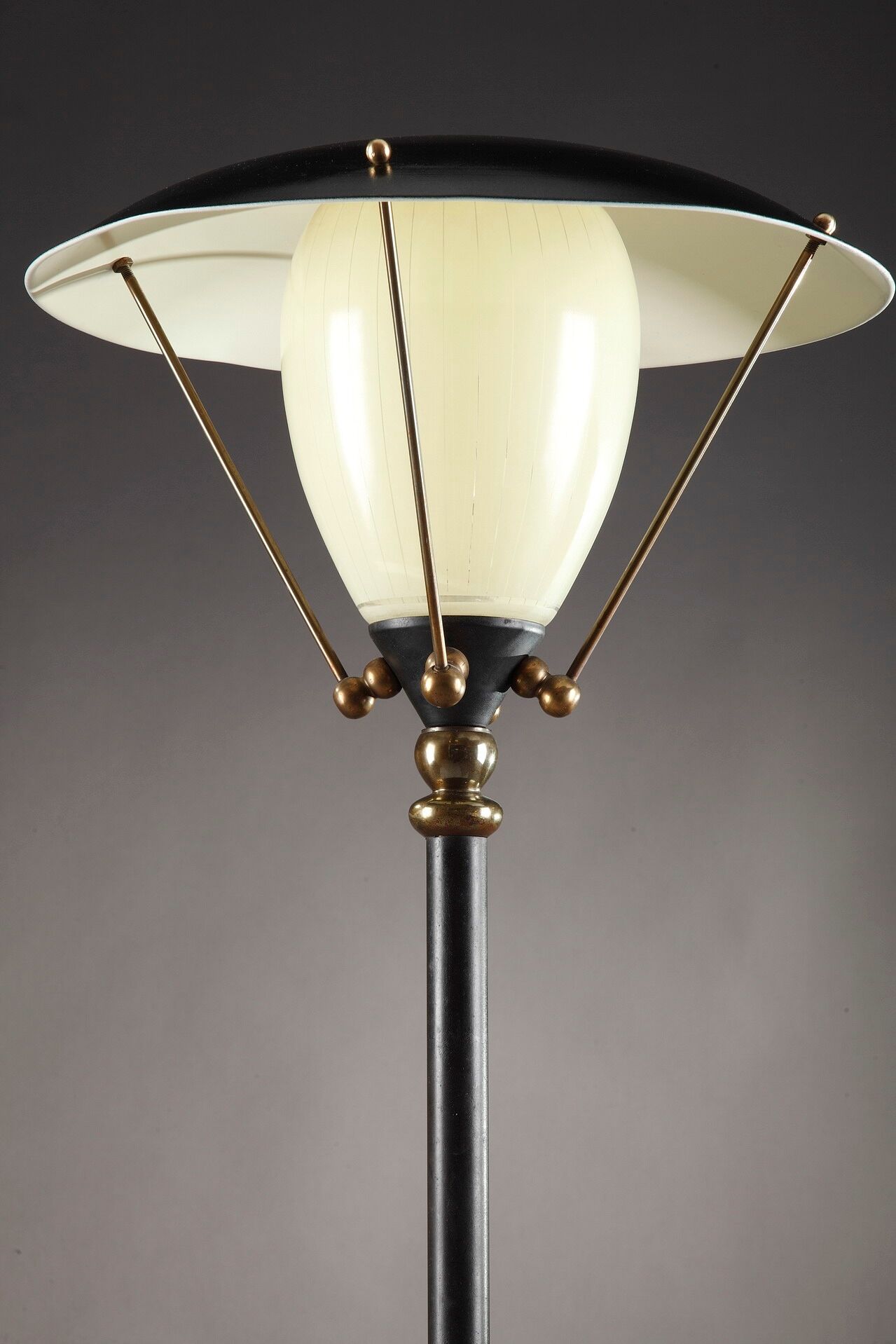 Lampadaire tripode de forme réverbère en fer et verre