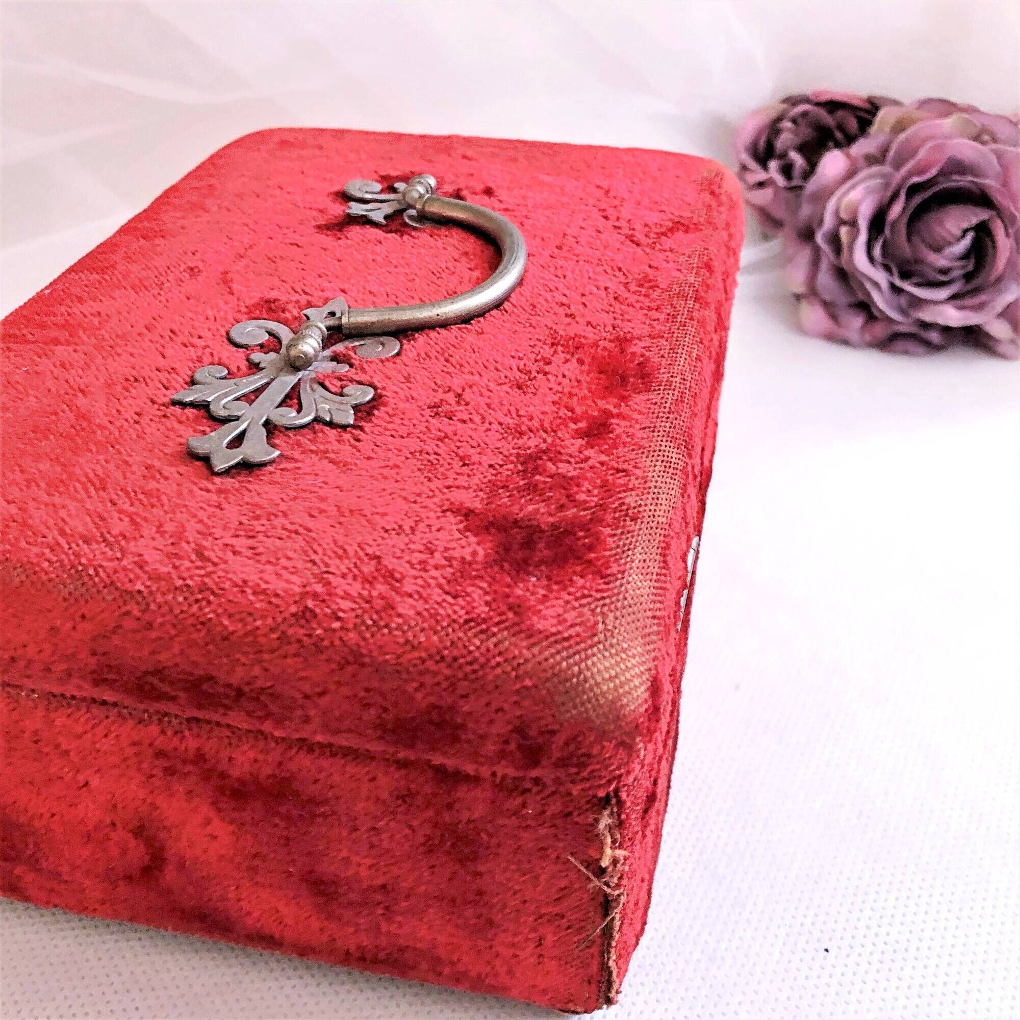 Sewing box padded with red silk, Napoleon III style