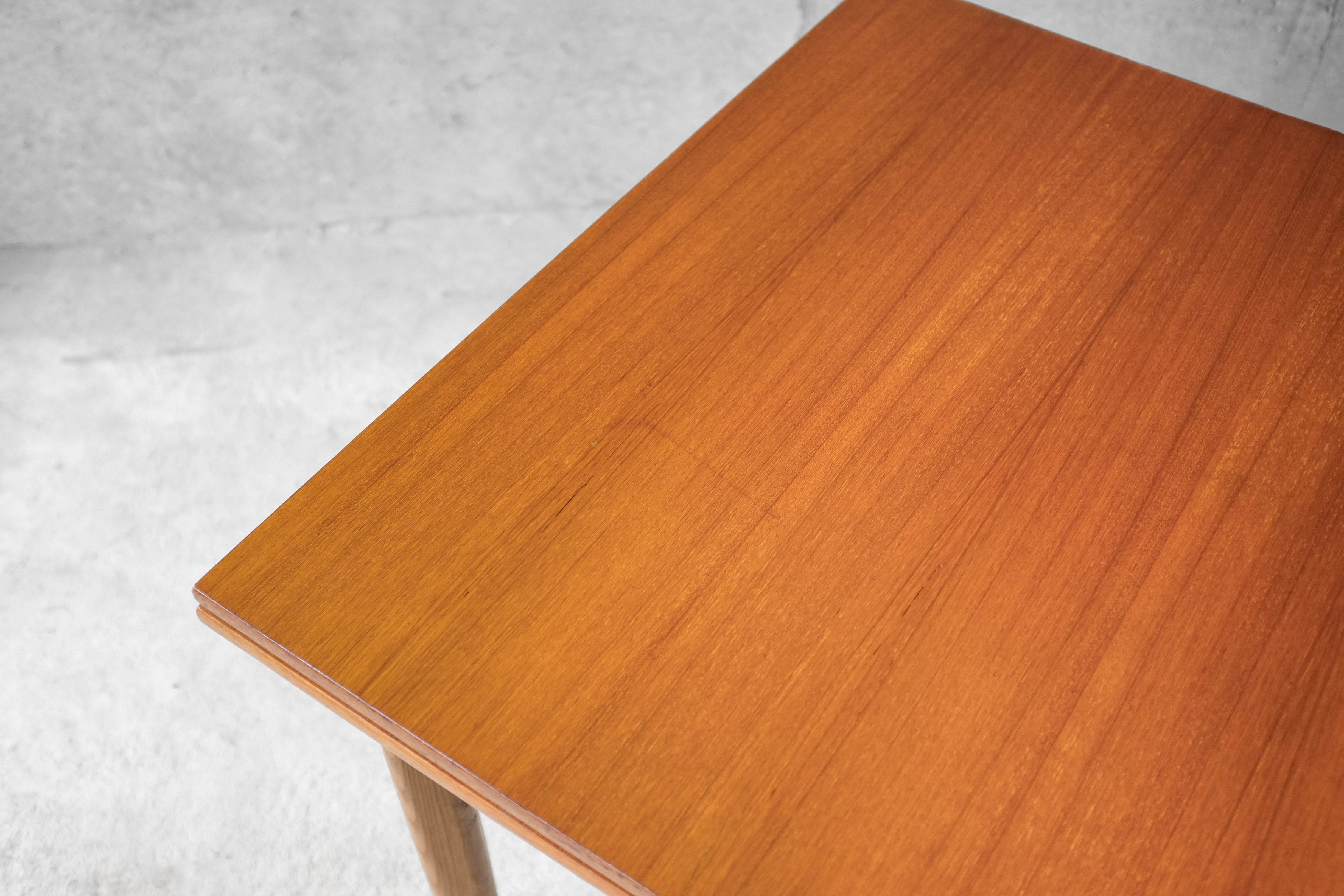 Table and 4 chairs 60