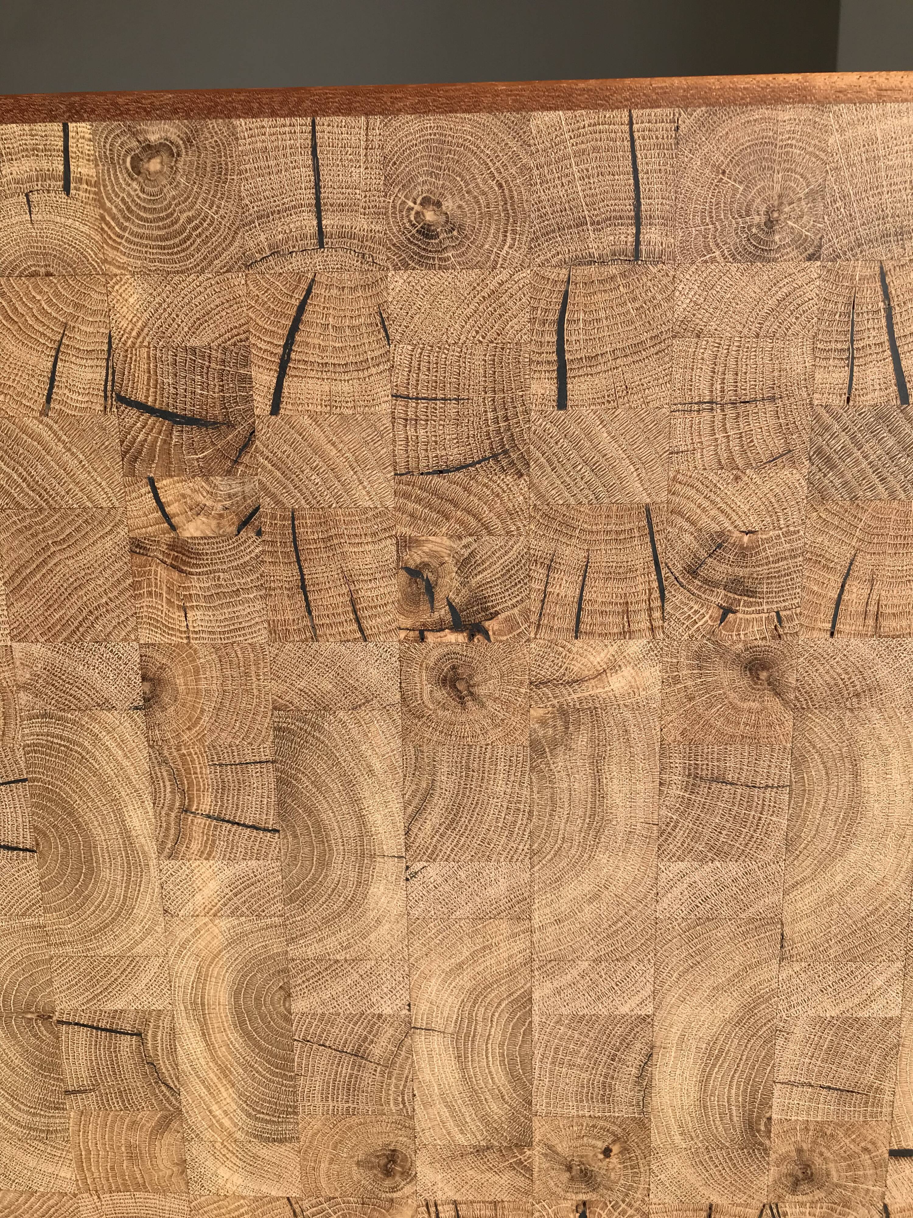 Decorative wooden top with checkerboard effect