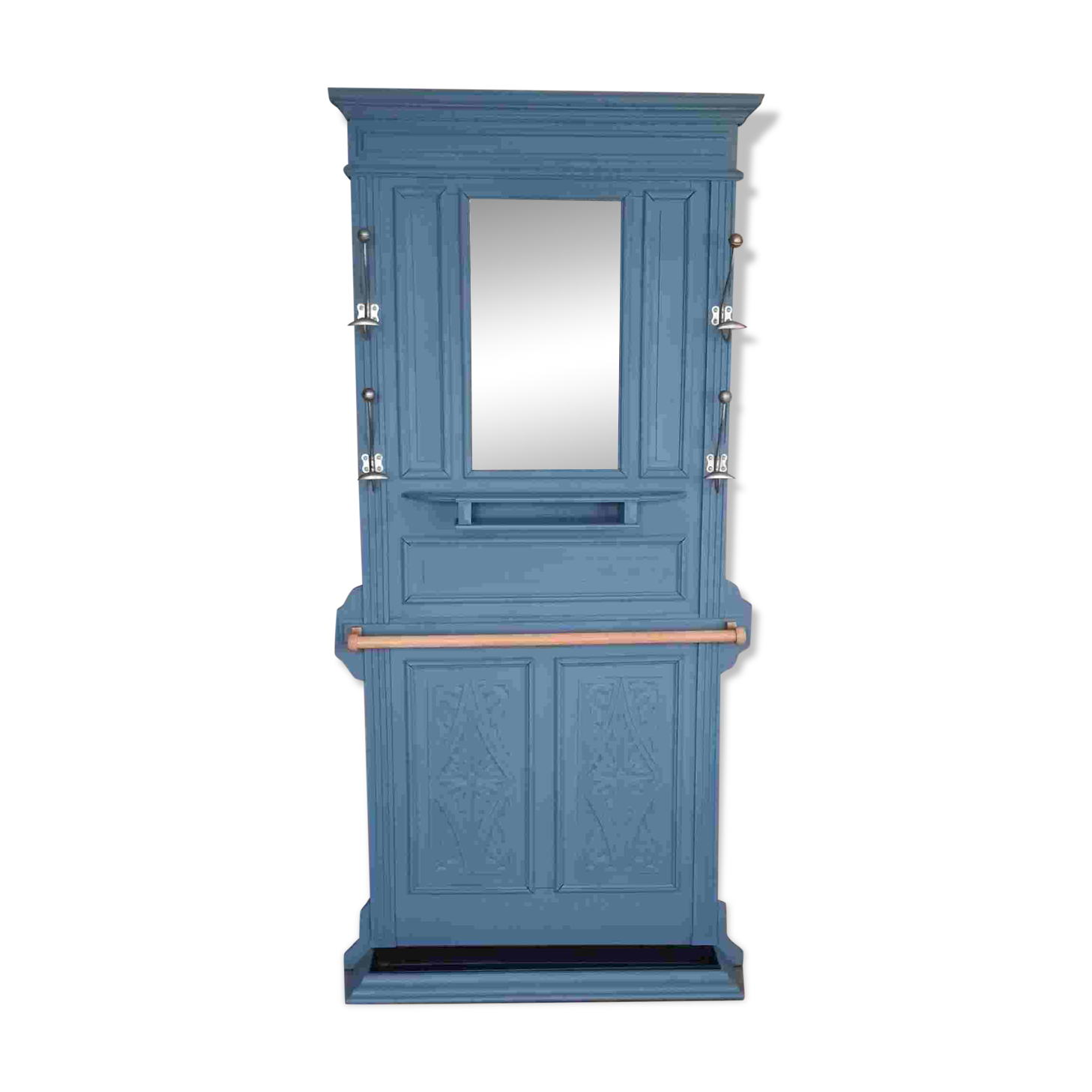 Wall-mounted locker room