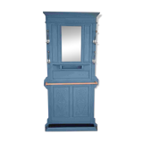 Wall-mounted locker room