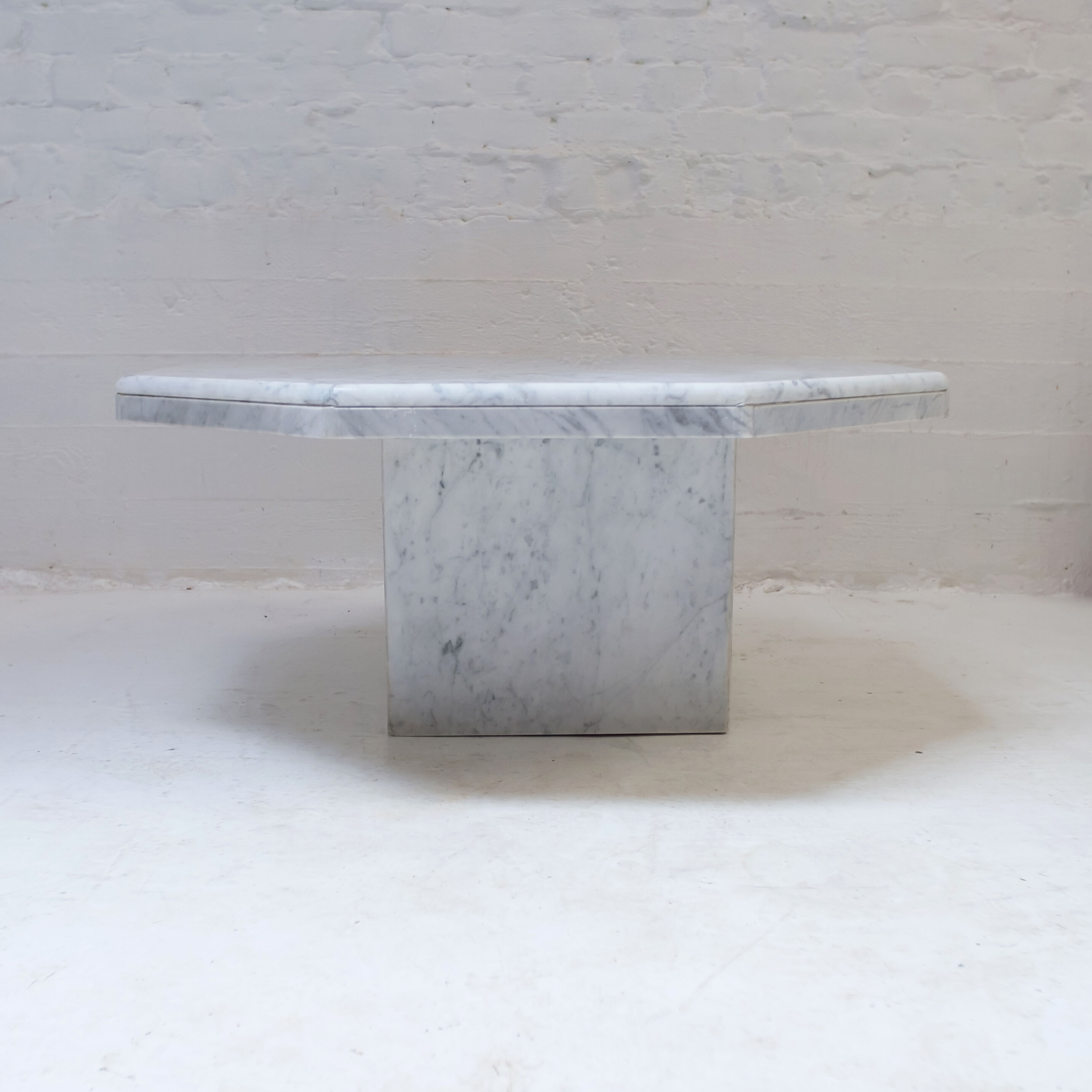 Octagonal vintage coffee table in Carrara marble 70s