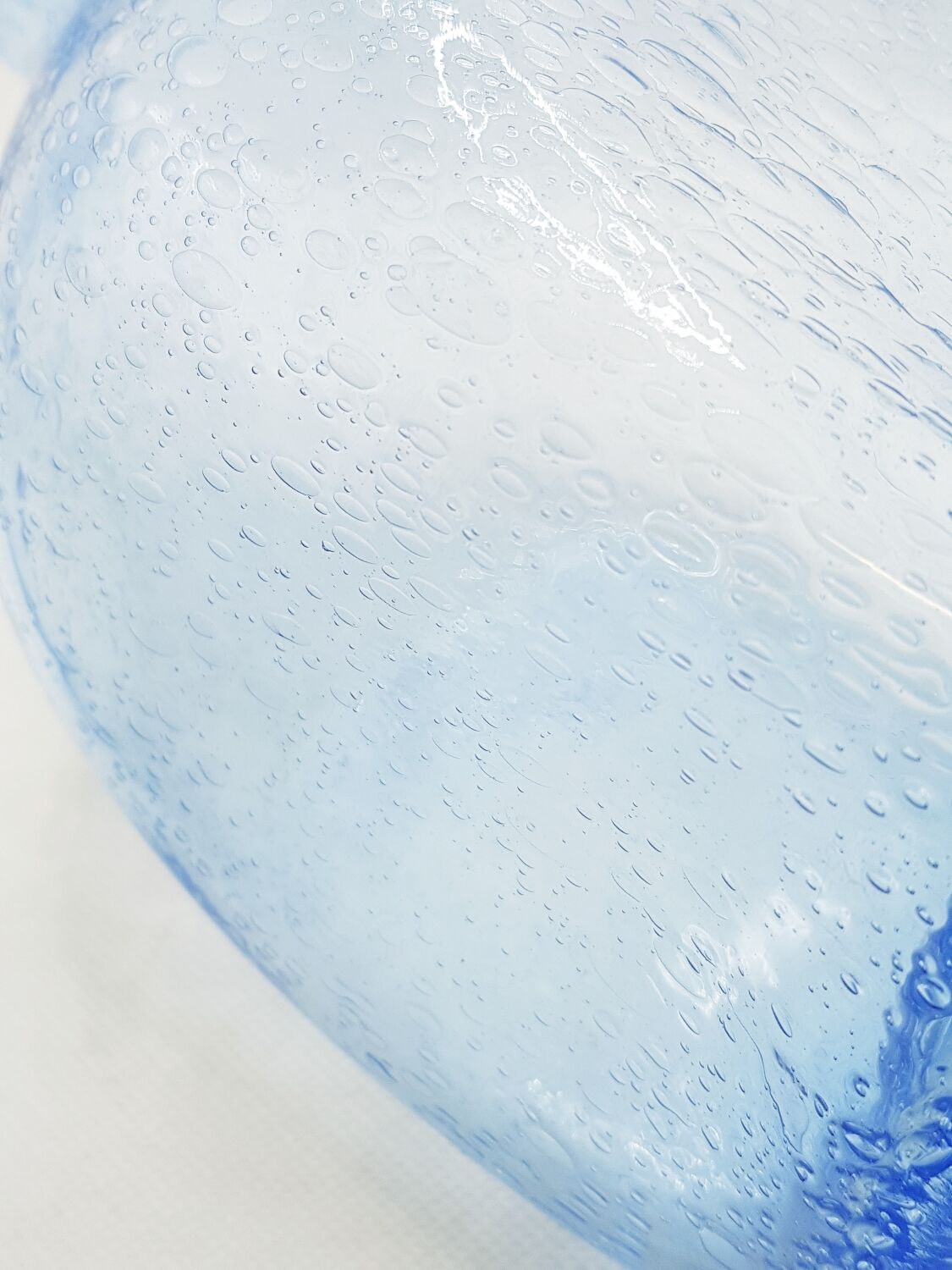 Carafe mauve soufflée à la main