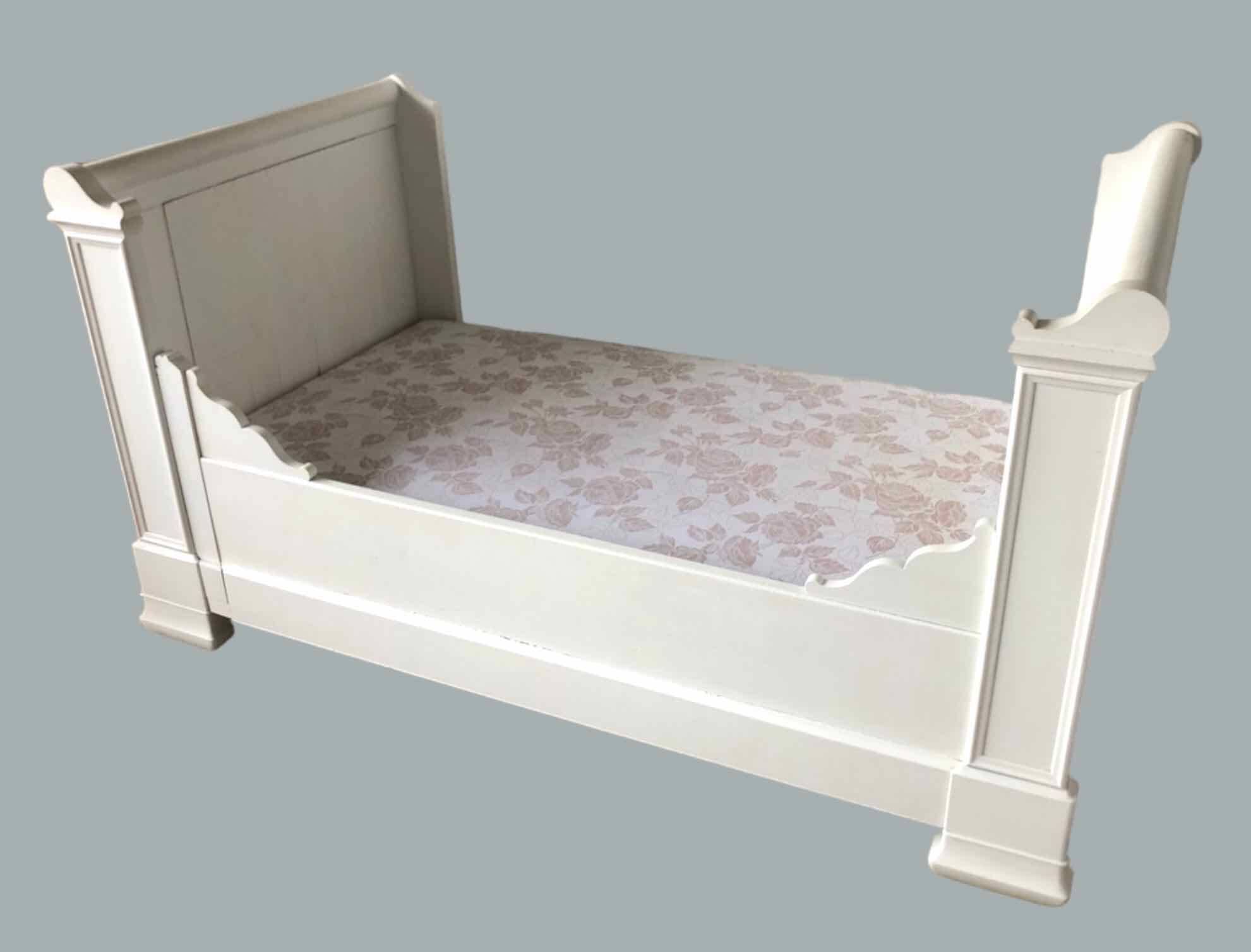 White lacquered solid wood sleigh bed