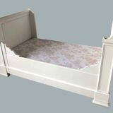 White lacquered solid wood sleigh bed