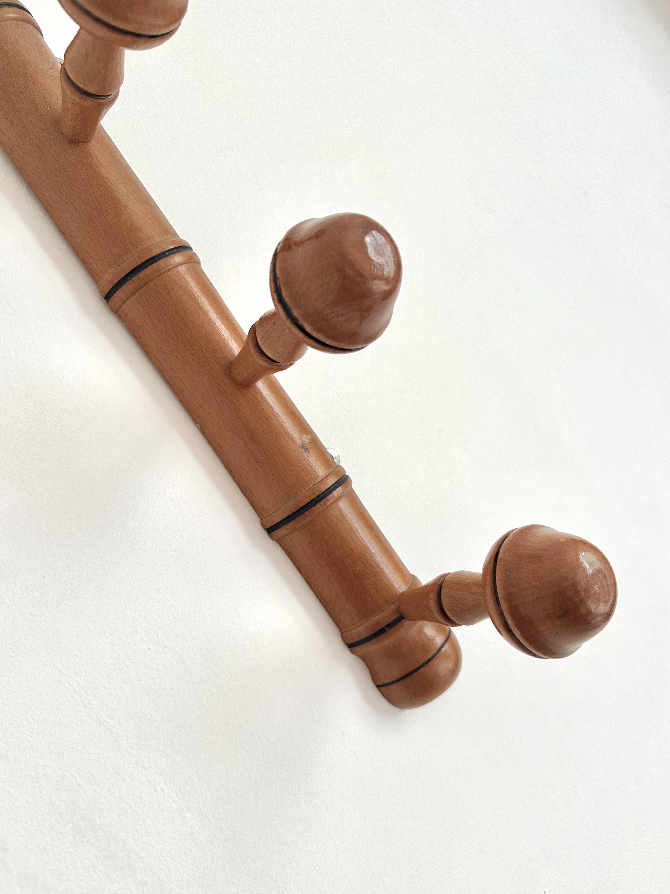 Wall-mounted coat rack in bamboo effect wood