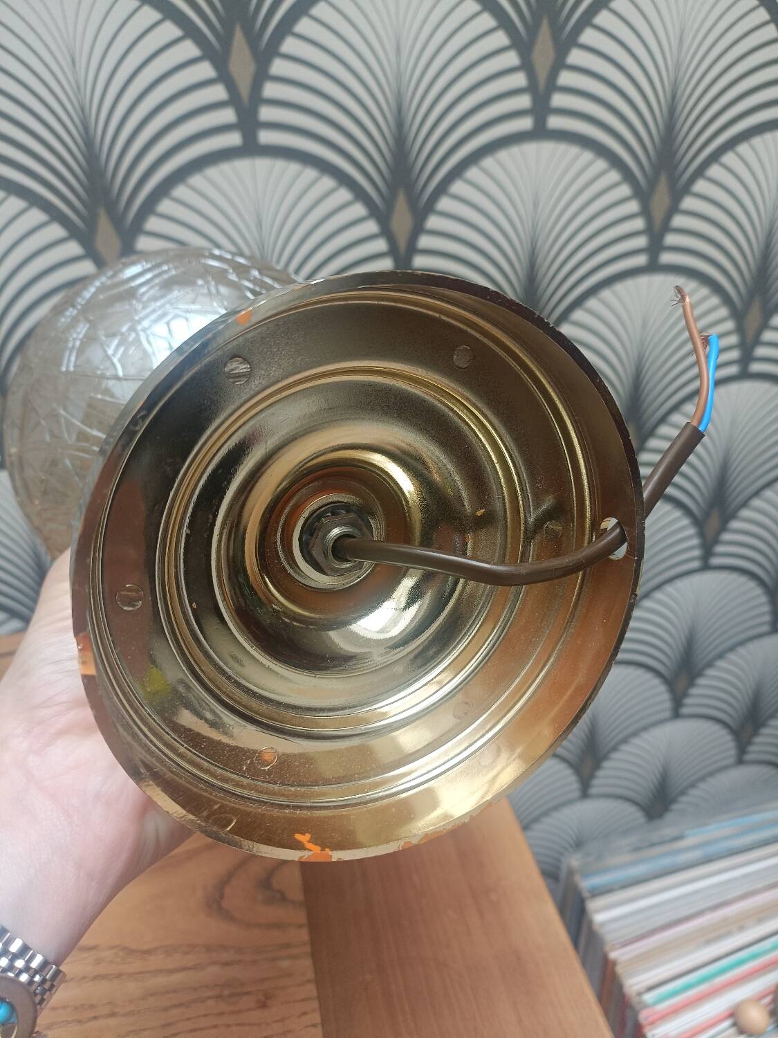 Applique avec globe en verre moulé ambré