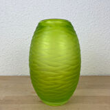 Vase artisanal en verre vert