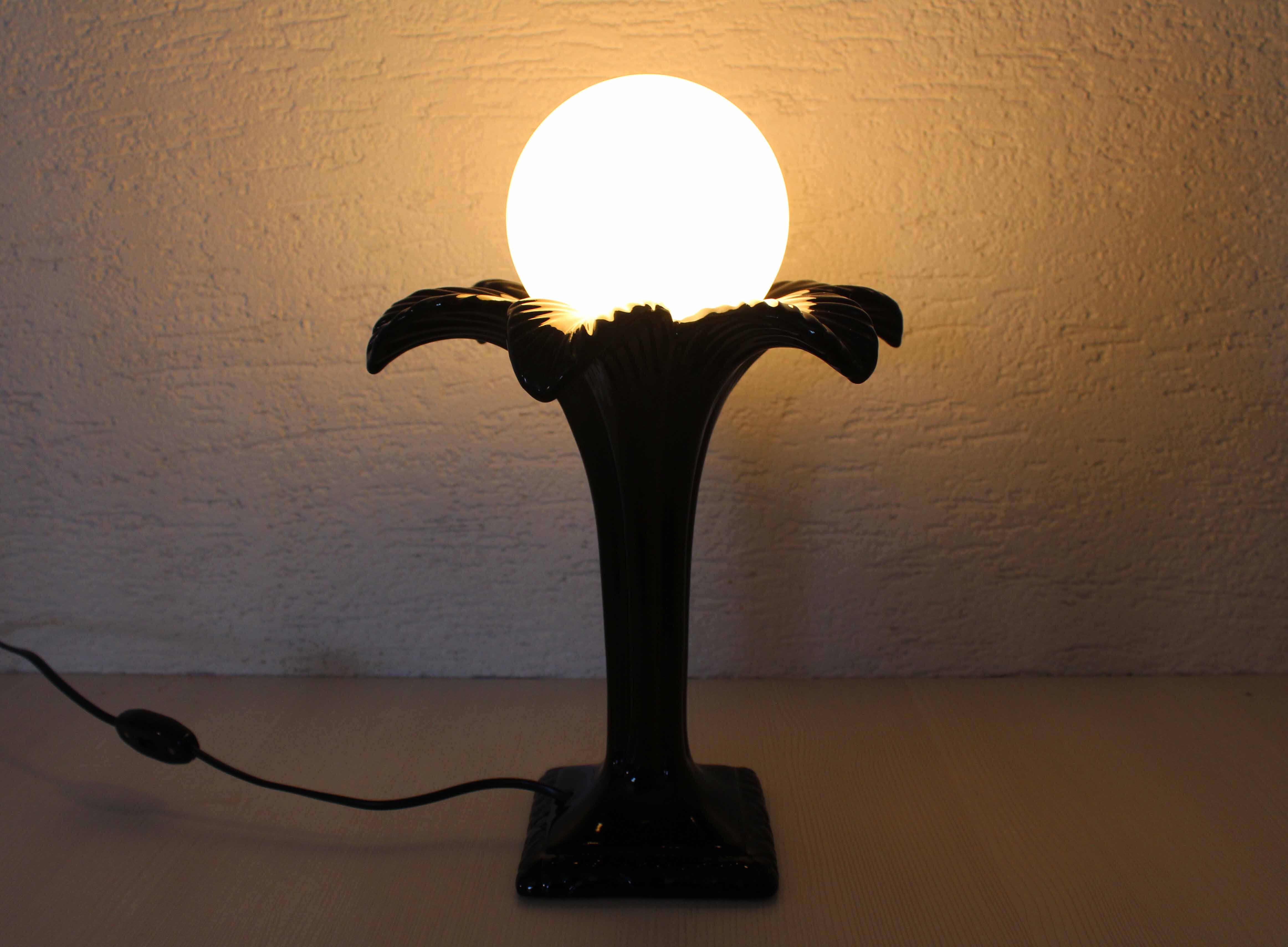 Lampe "palmier" en faïence et verre opalin