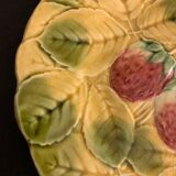 2 dessert plates in Sarreguemines fruit, strawberries and pears, early 19th century