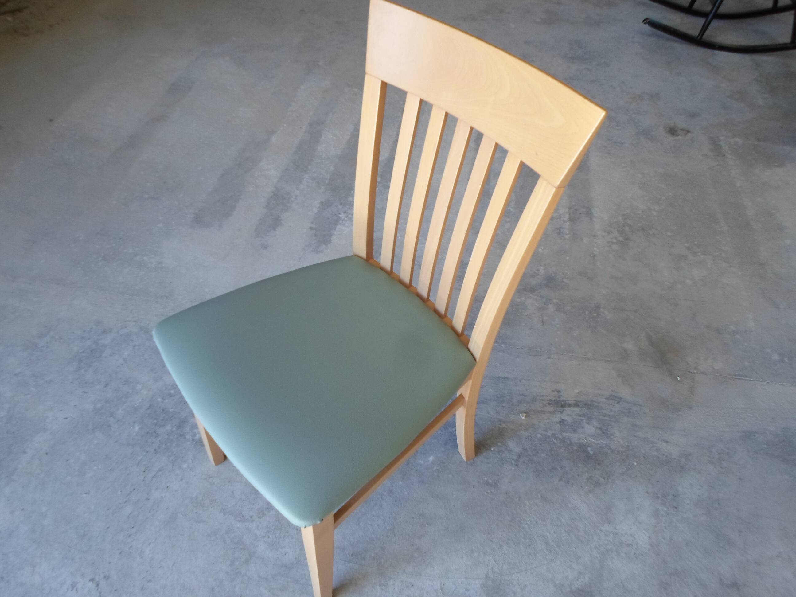 Chaise skai vintage en hêtre siège vert suède