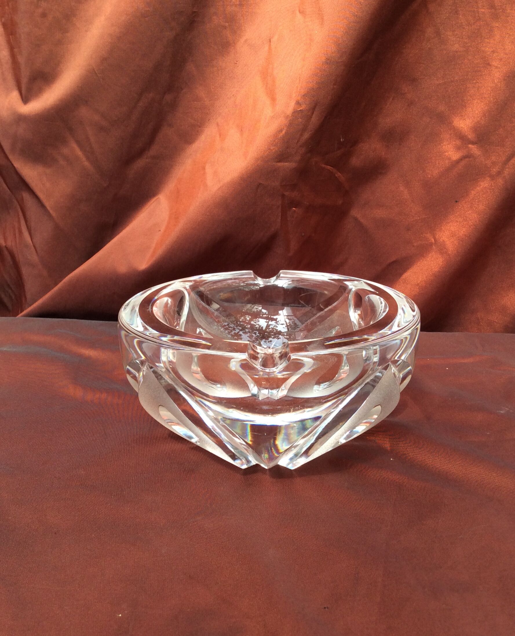 Round cut crystal ashtray signed dimension: height -8cm- diameter -16cm-
