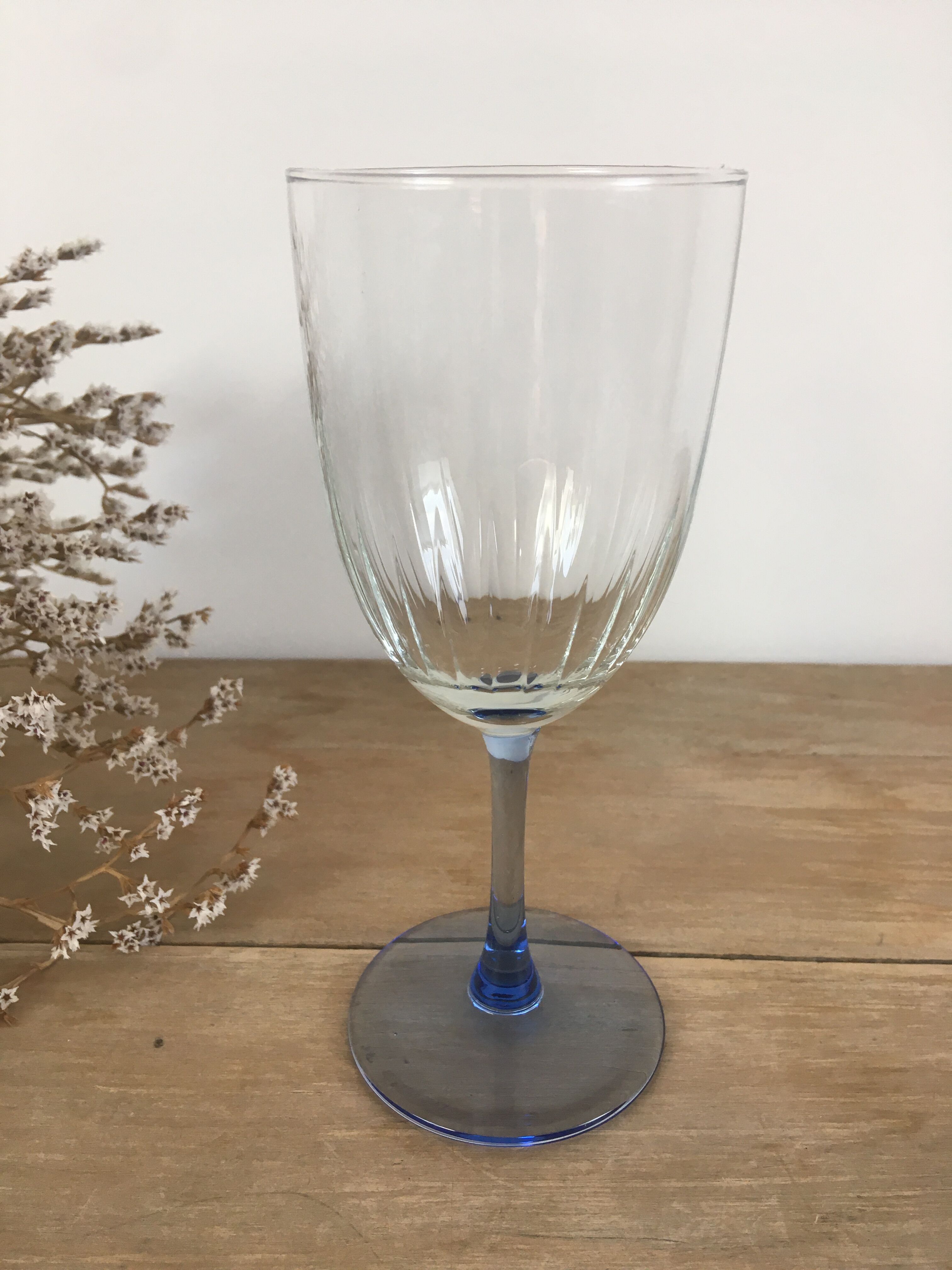 Verres striés à pied bleu