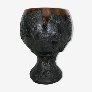 Vase calice avec couverte effet lave noire signé de Louis Giraud, à Vallauris, vers 1960.