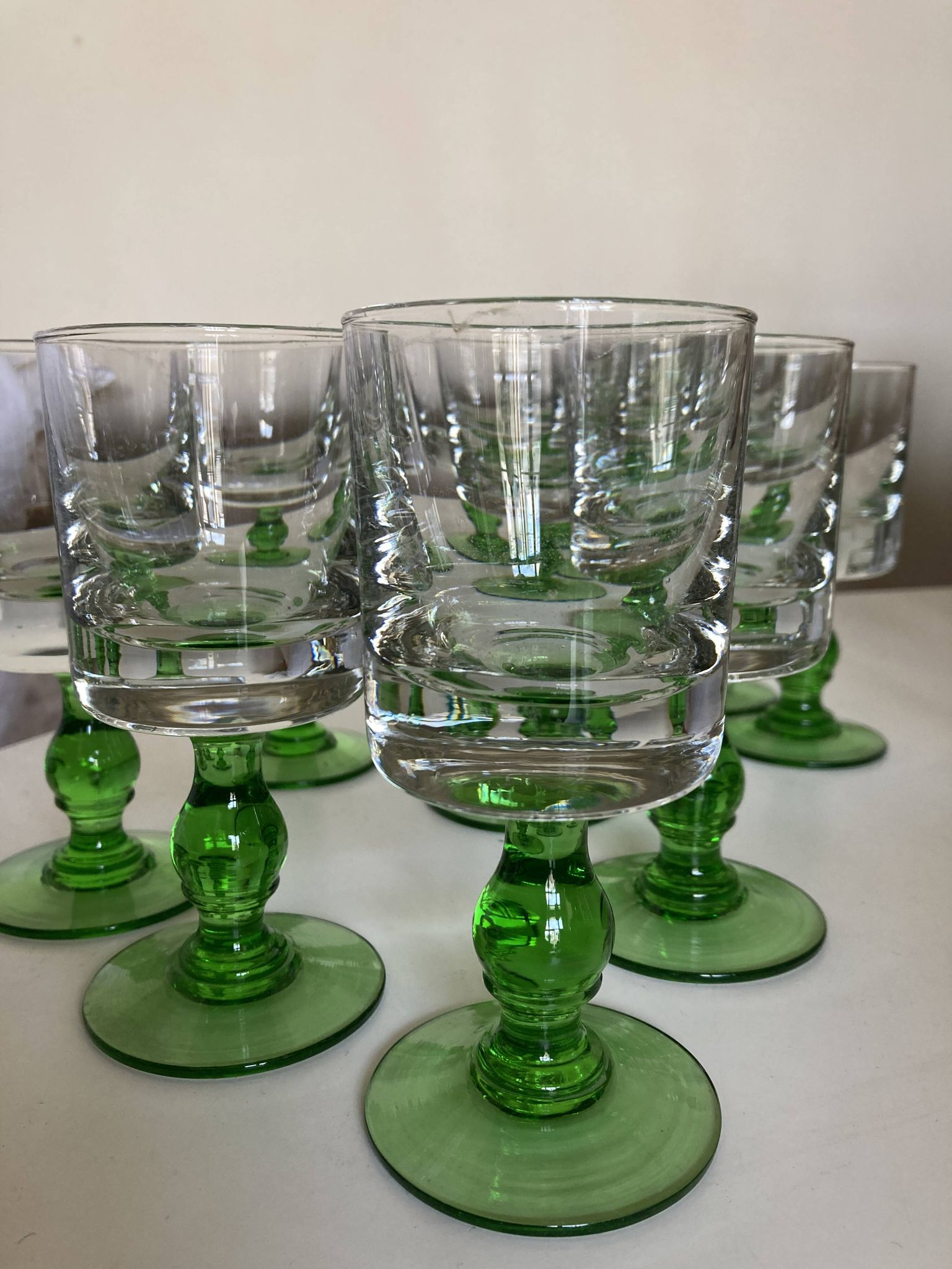 Set de 12 verres gobelets massifs à pied 1960