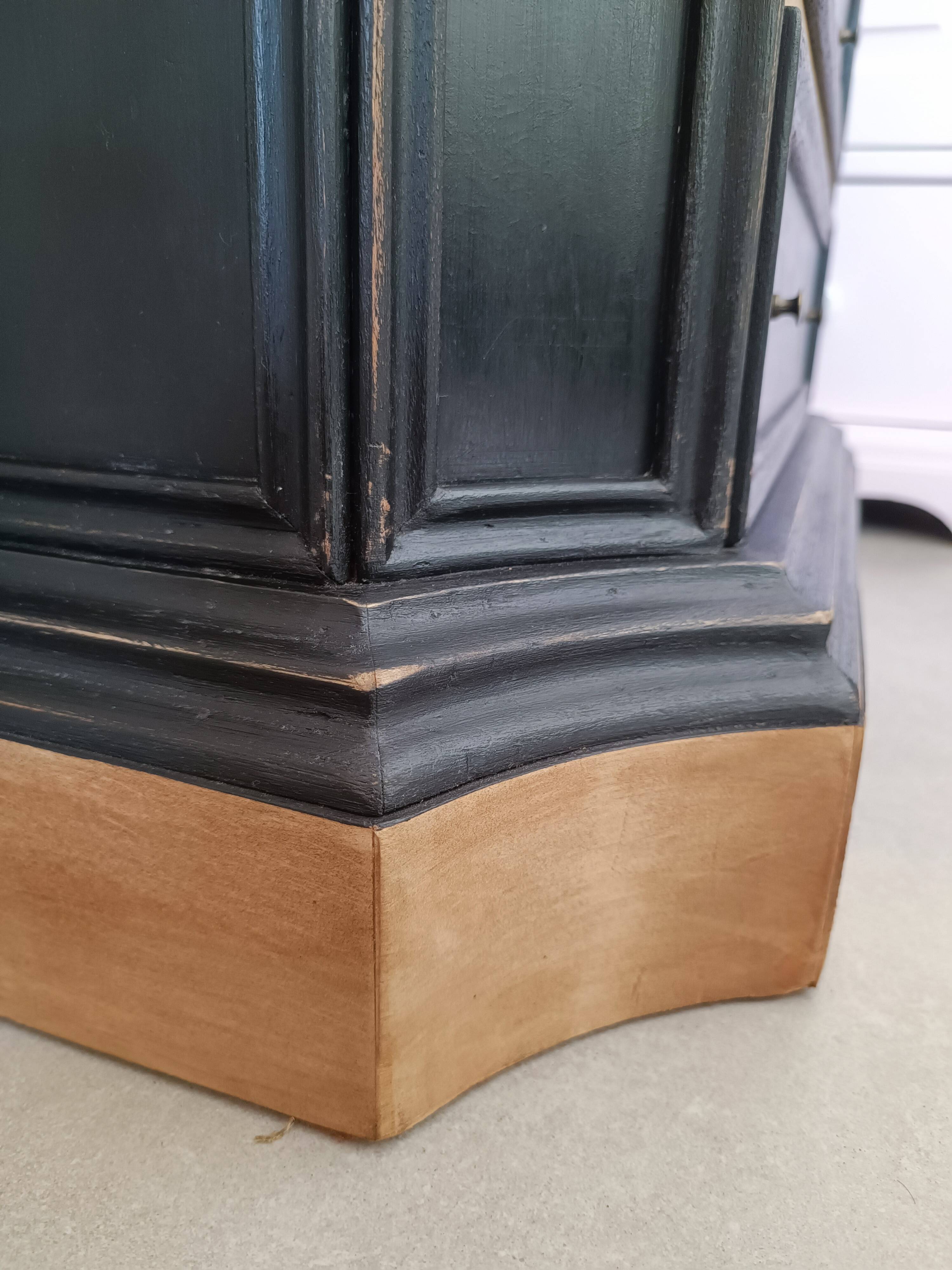 Seven-drawer chest of drawers in solid wood
