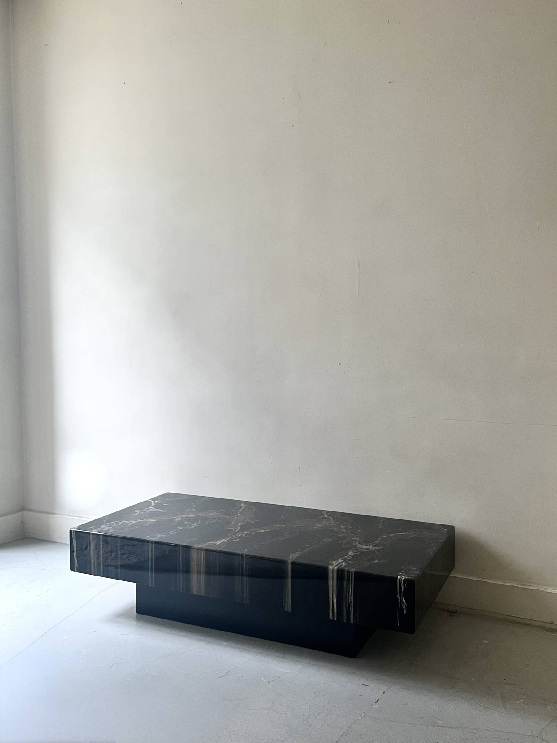 Table basse rectangulaire en résine marbre, design vers 1970