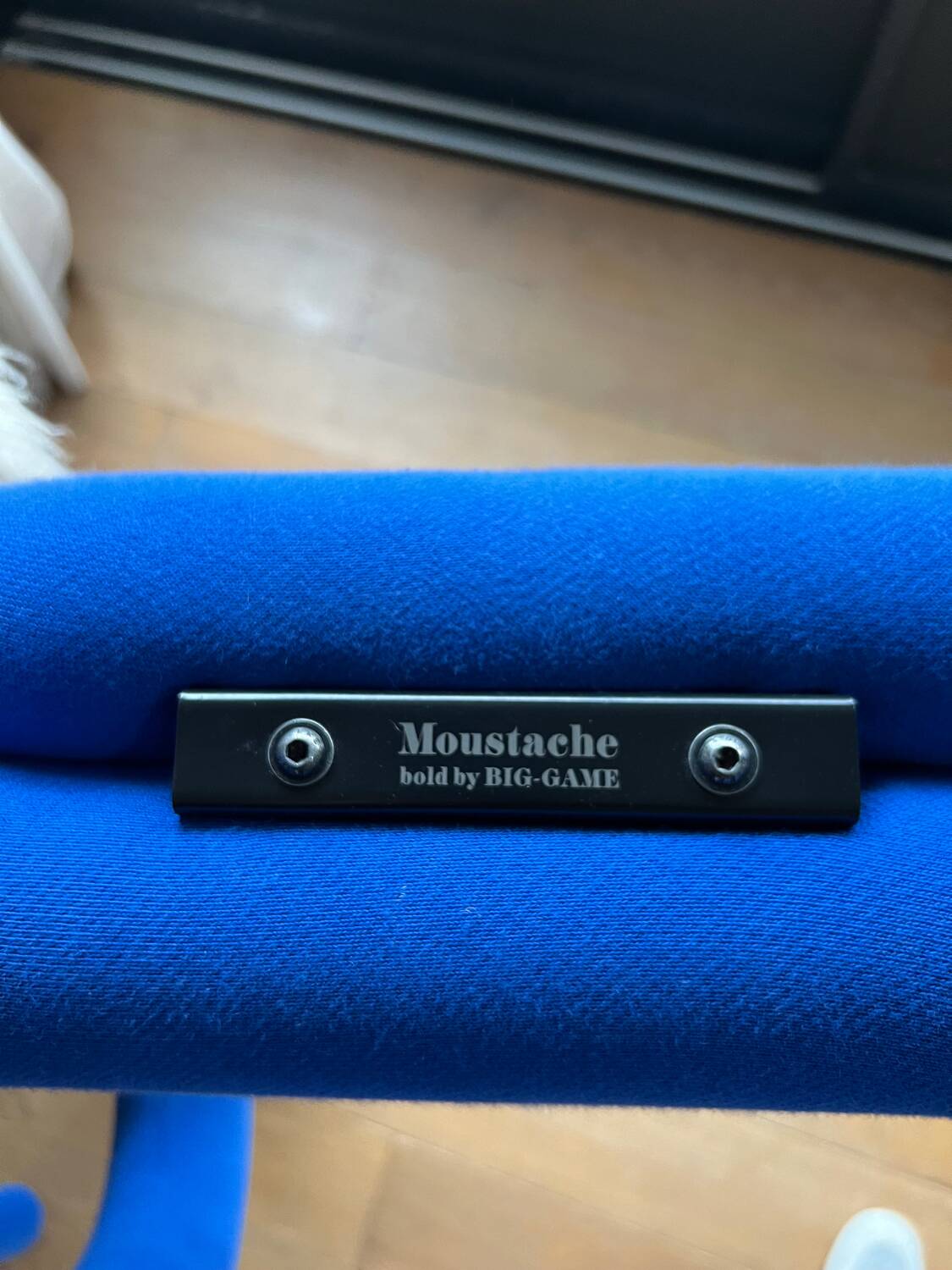 Chaises bold Moustache