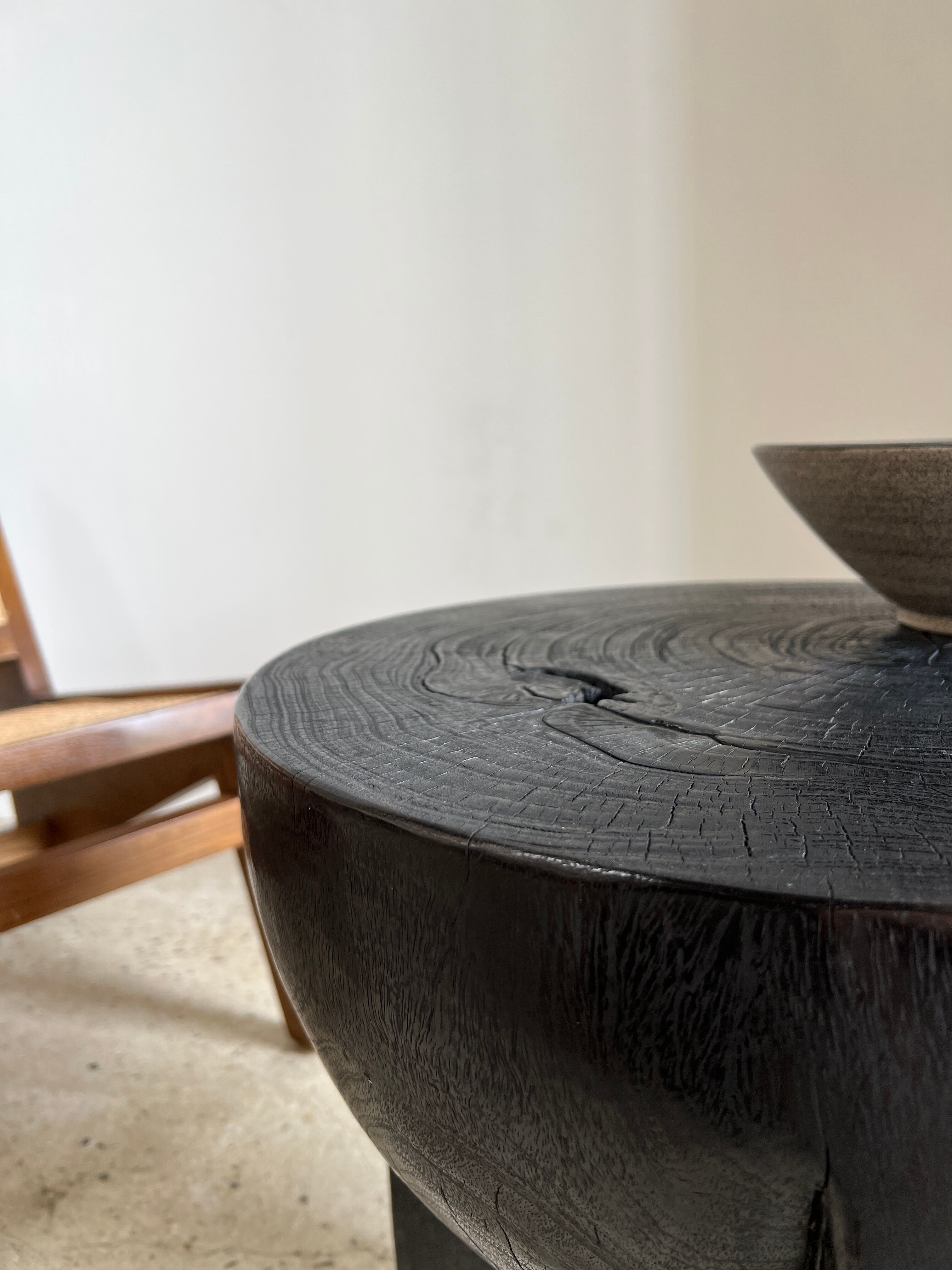Black mango wood tripod side table with a semi-spherical top, height: 45 cm, diameter: 44 cm.