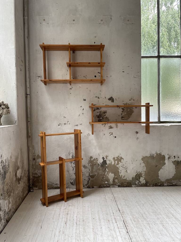 Trio d'étagères constructivistes en pin style Regain