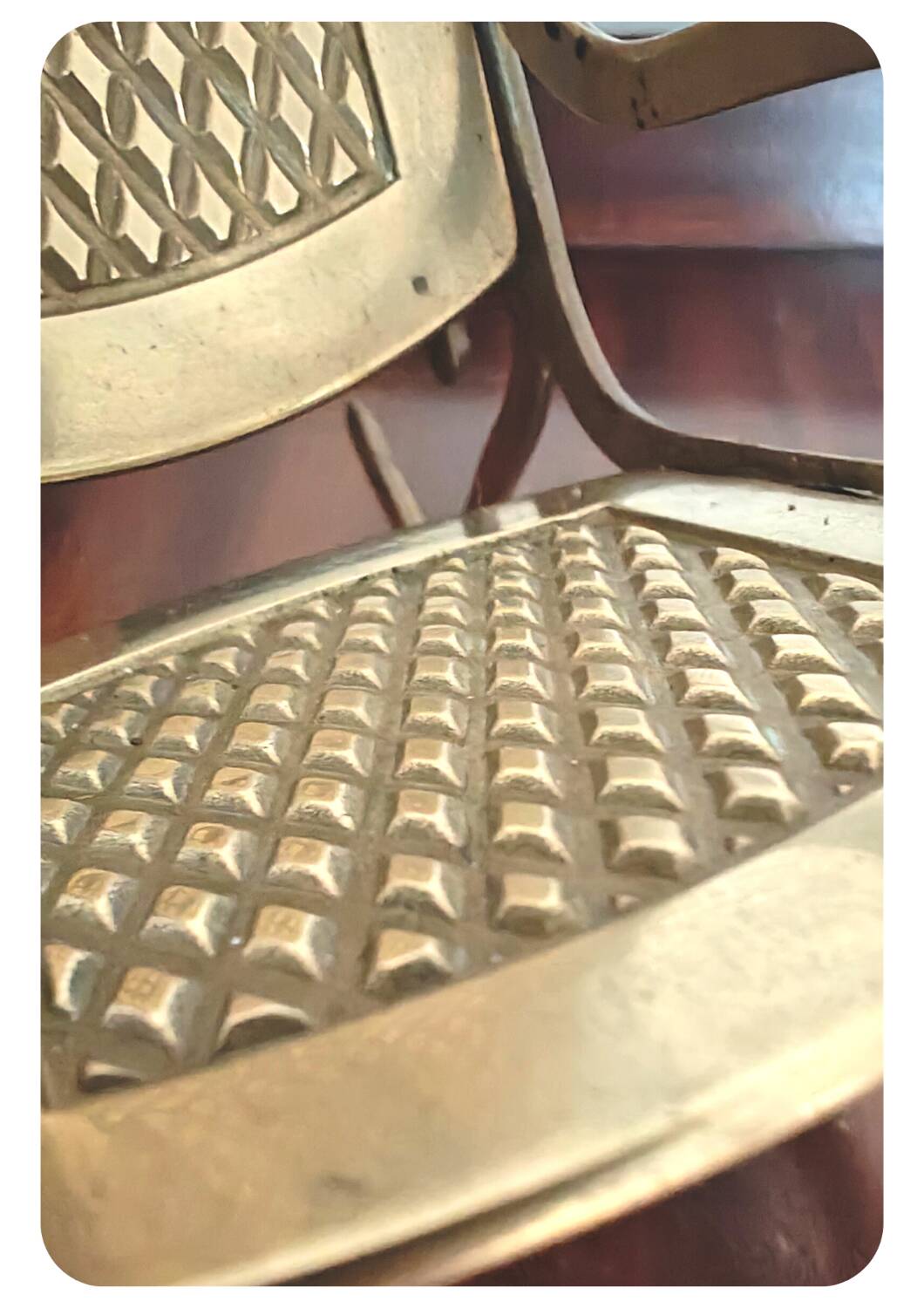 Chaise berçante en laiton vintage - grande miniature