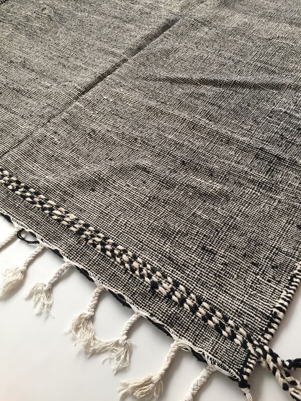 Tapis Kilim berbère marocain Zanafi écru et noir 292x190cm