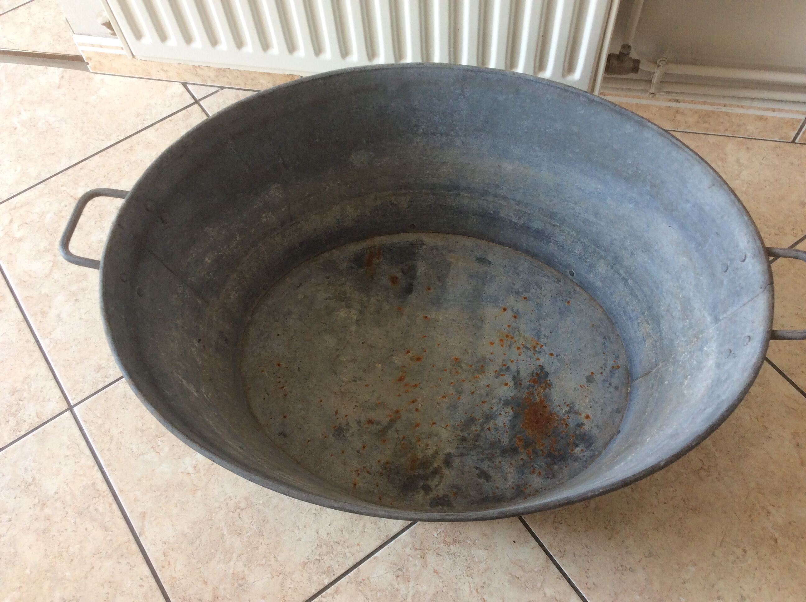 Oval zinc basin