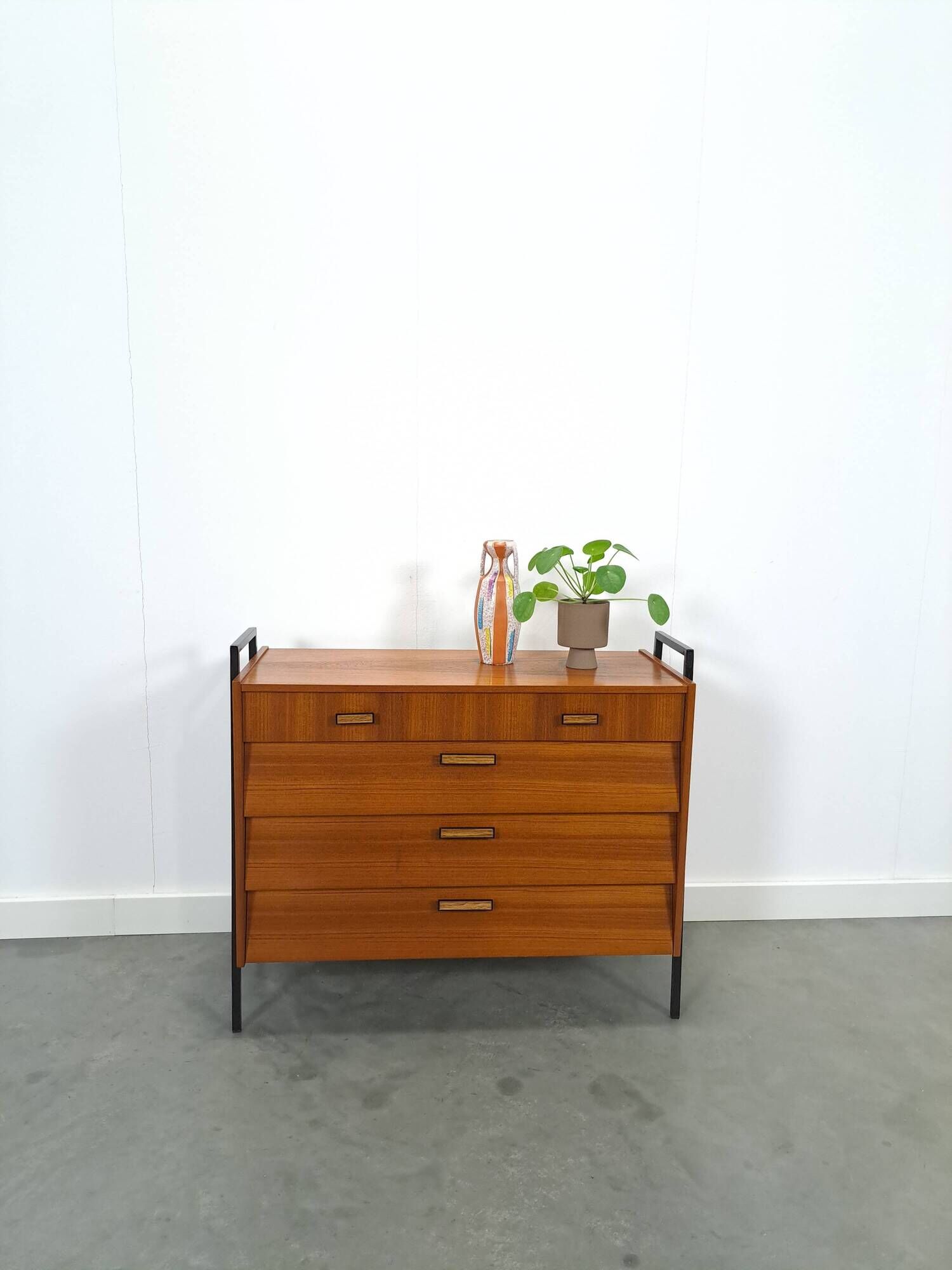 Teak schoenenkast met zwart metalen poten, nr. 1