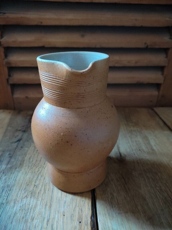 Pitcher carafe in sandstone of berry
