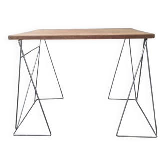 Bureau table composé d’un plateau en bois et ses 2 tréteaux chromés vintage