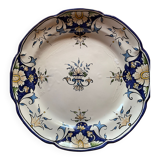 Jolie assiette ancienne de Bavent signée