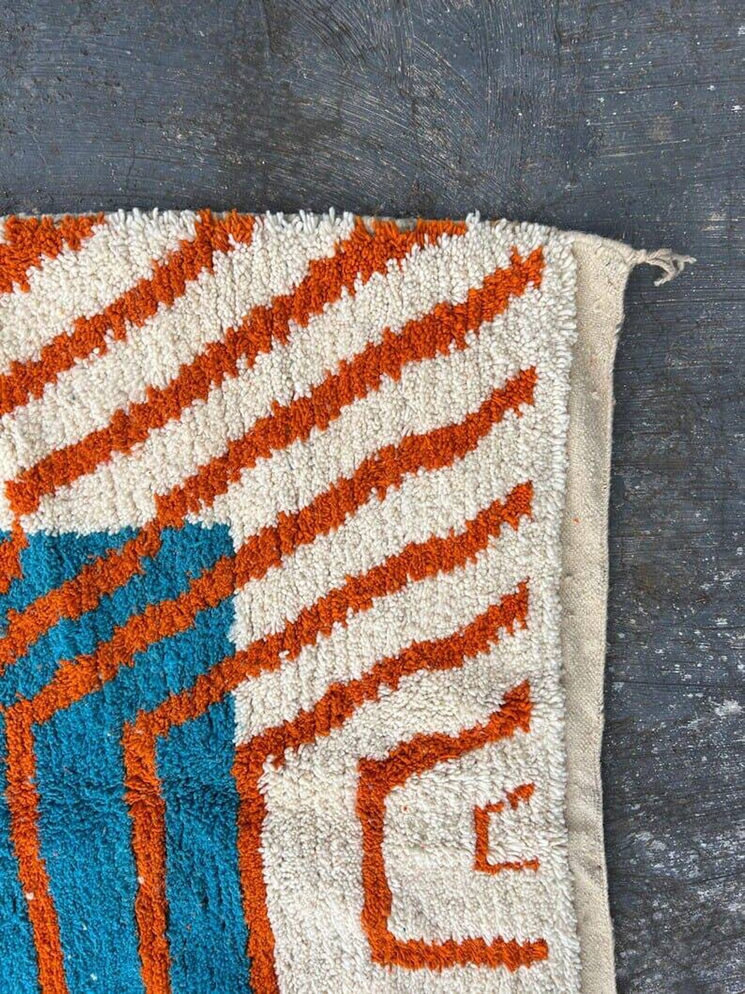 Tapis berbère beni ouraine à motifs colorés taille 150 x 250 cm