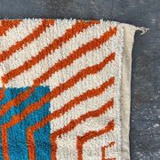 Tapis berbère beni ouraine à motifs colorés taille 150 x 250 cm