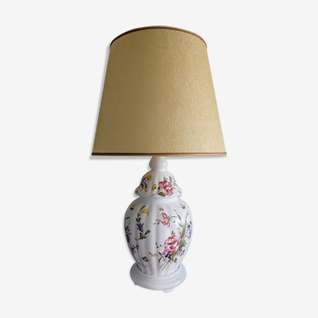 Lampe en céramique blanche à décor floral