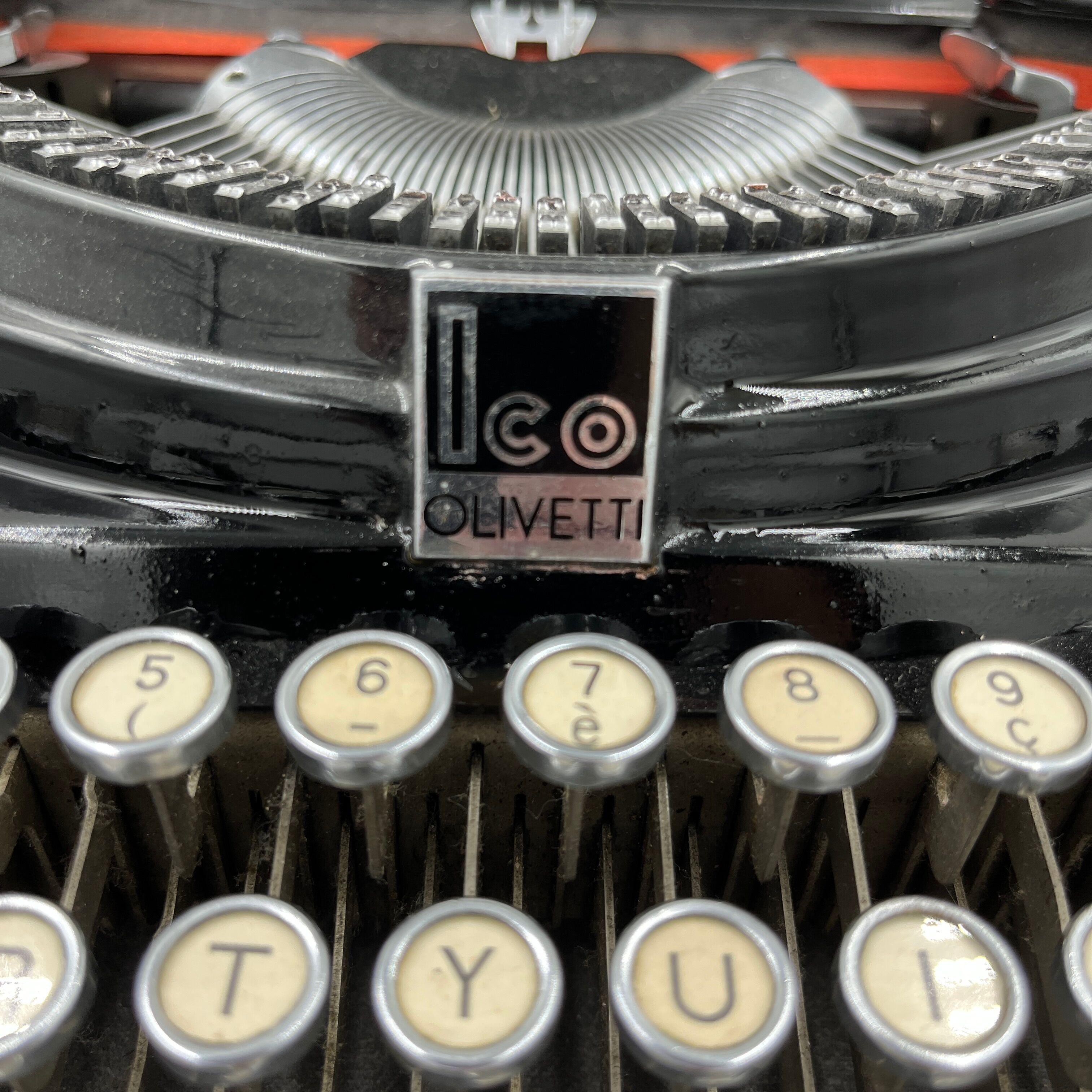 Machine à écrire Olivetti Ico
