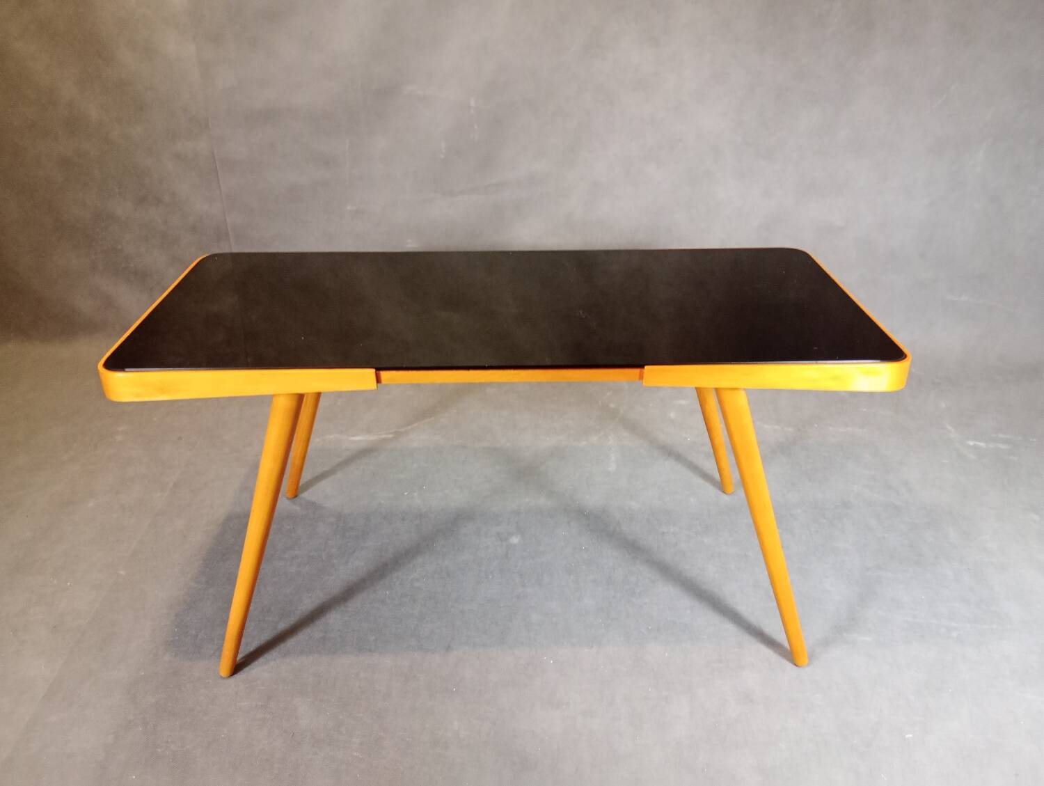 Table basse Jiri Jiroutek par Cesky Nabytok