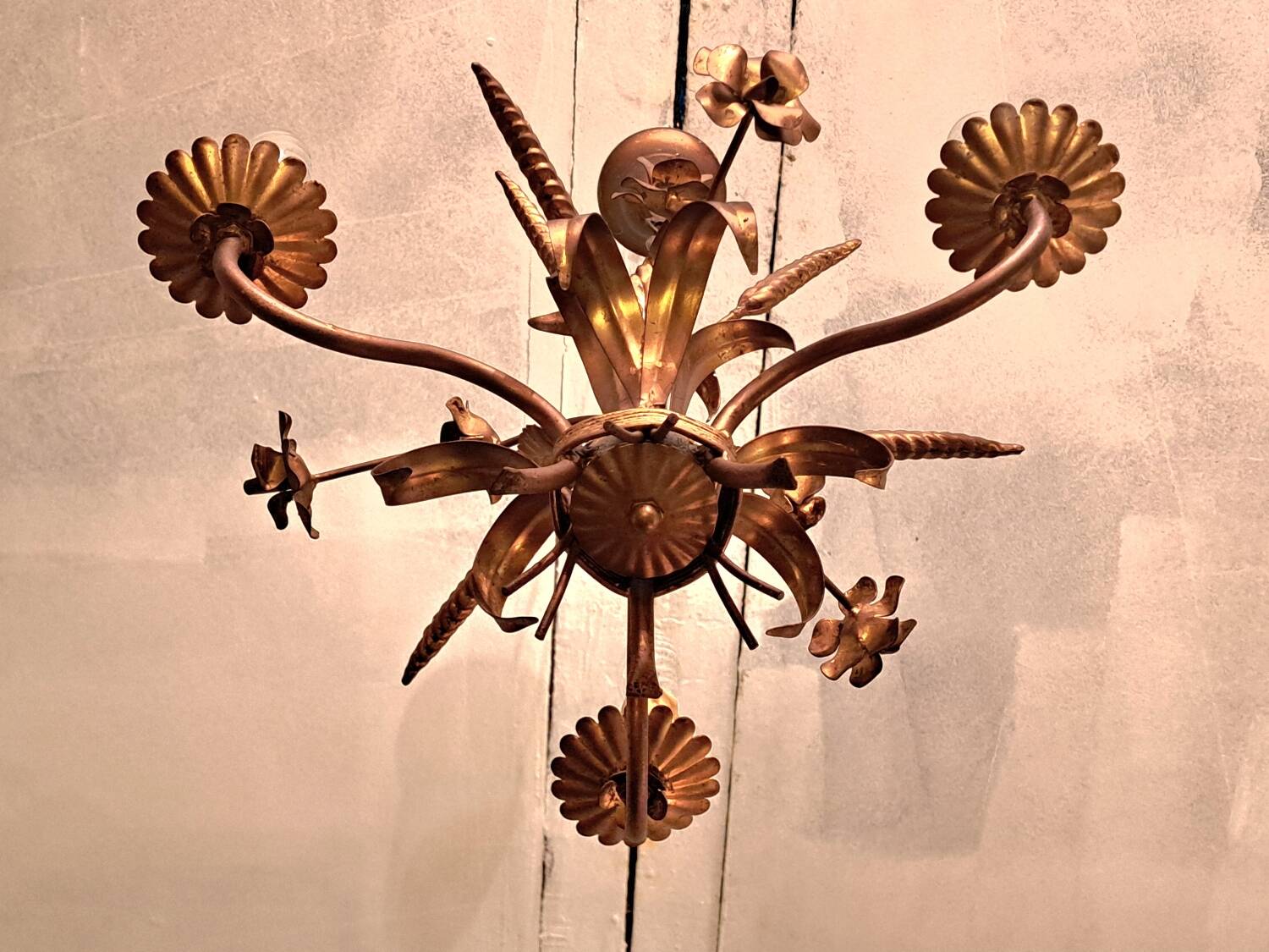 Chandelier with ears of wheat and flowers in gilded metal