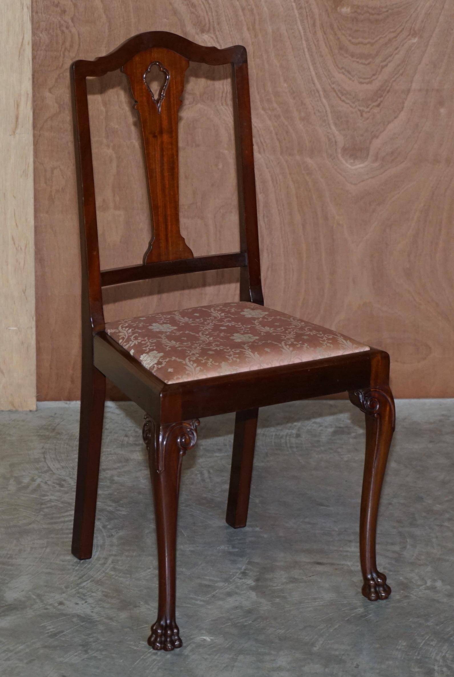 Paire de chaises anglaises anciennes en bois dur avec pieds sculptés en patte de lion