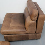 Ensemble de 2 chauffeuses et repose-pieds en cuir de buffle des années 1970
