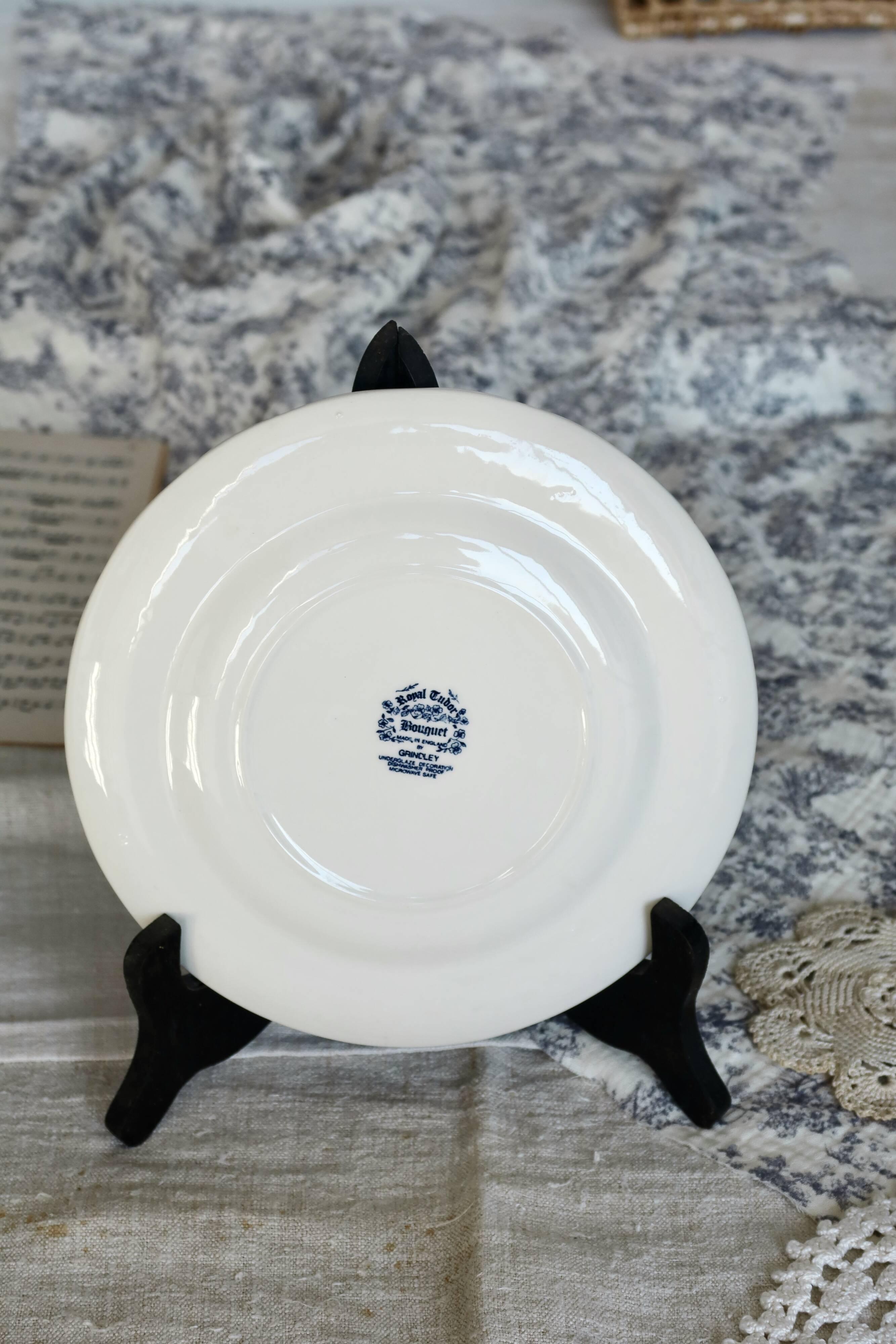 3 assiettes à dessert vintage anglaises Royal Tudor modèle bouquet bleu